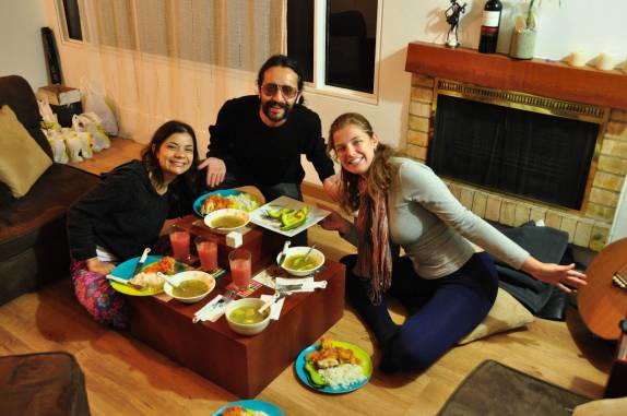 O delicioso jantar que a Clara e o Douglas ofereceram para a gente no seu apartamento em Bogotá, na Colômbia